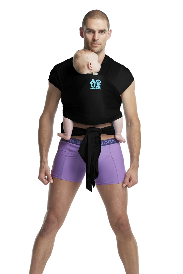 draagdoek aqua carrier black met model voorkant bykay